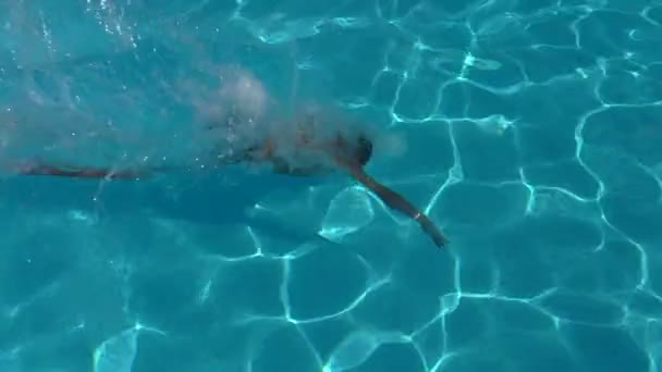 Junge Schwimmt Unter Wasser Becken — Stockvideo