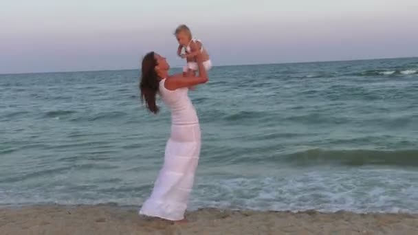 Mom Daughter Beach Mom Throws Her Daughter — Stock Video