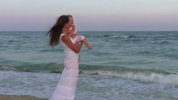 ママと娘のビーチに立って — ストック動画