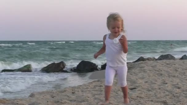 Mała Dziewczynka Biegnie Wzdłuż Morza — Wideo stockowe