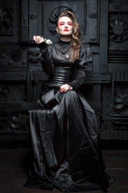 Bir dekorasyon küçük kafatası ile tutan kadın.