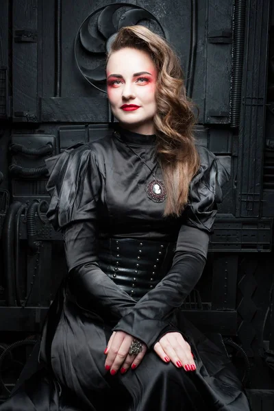 Frau im schwarzen Kleid. — Stockfoto