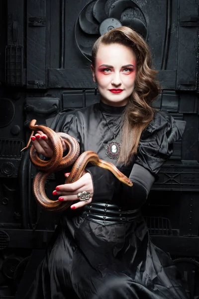 Mulher com uma cobra. — Fotografia de Stock