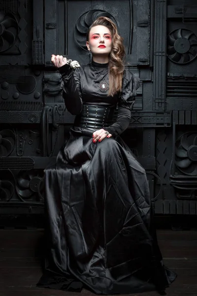 Bir dekorasyon küçük kafatası ile tutan kadın.