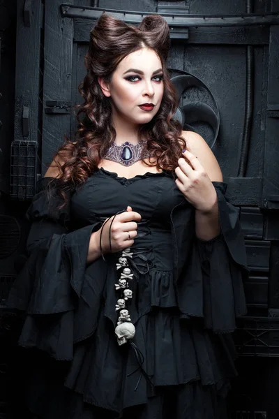 Tombul kadınla genç parlak makyaj.