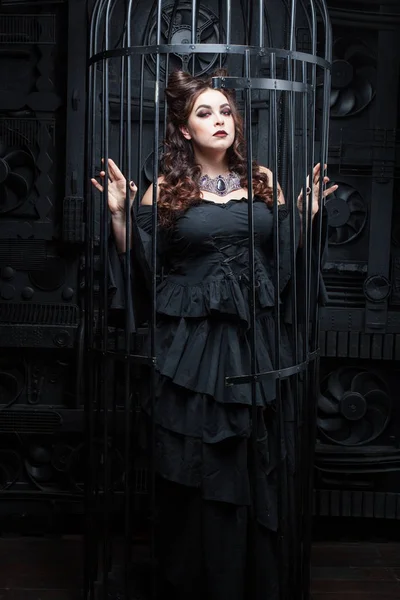 Kafeste duran güzel dolgun kadın.