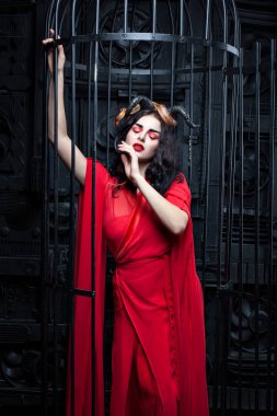 Kırmızı elbiseli güzel kadın..