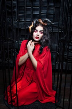 Onun boynuzları üzerinde yılanla güzel kadın.