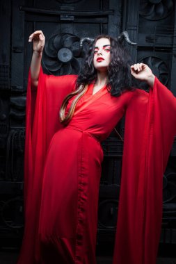 Kadının boynunda bir yılan vardır.