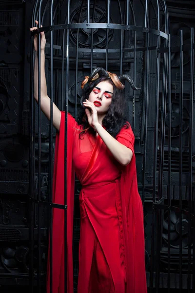 Kırmızı elbiseli güzel kadın..