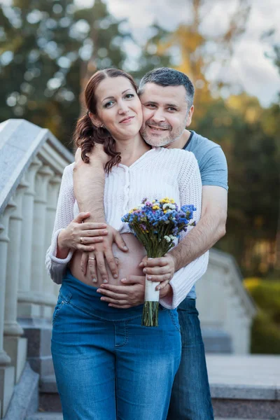 Junger Mann mit seiner schwangeren Frau. — Stockfoto