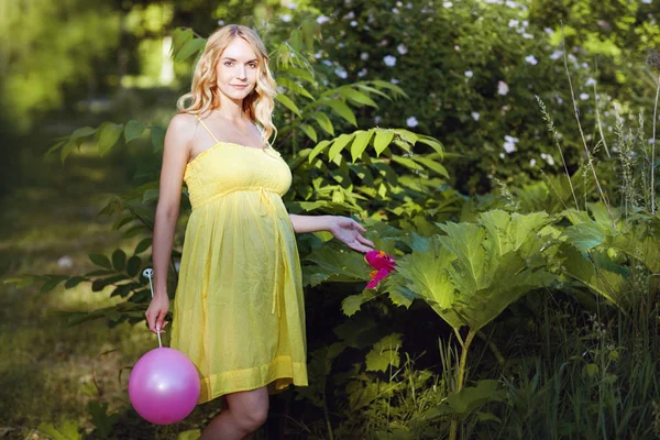 Jonge zwangere vrouw in het park. — Stockfoto