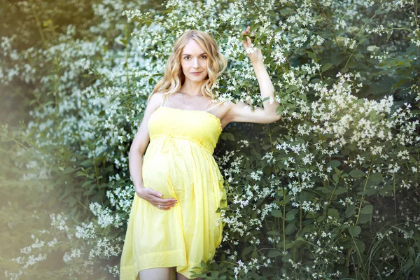 Mulher grávida em vestido amarelo . — Fotografia de Stock