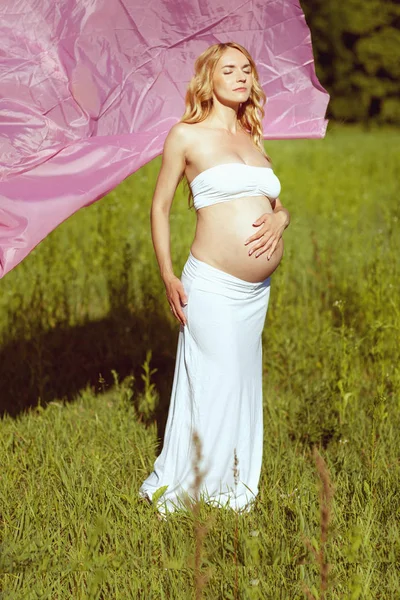Schöne schwangere Frau schloss die Augen. — Stockfoto