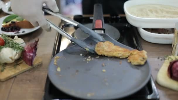 Руки Вынимают Кусок Жареного Мяса Сковороды — стоковое видео