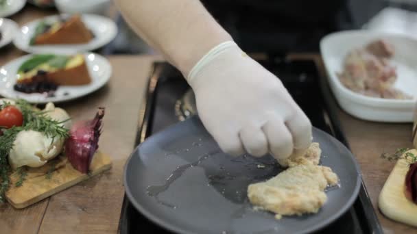 Varm Stekpanna Lägger Köttet Panerad — Stockvideo