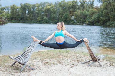 Genç kızın bölmelerini şezlong üzerinde yaptığı.