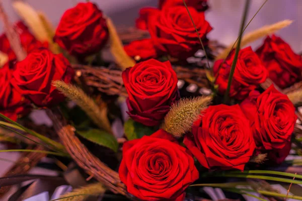 축제 아름 다운 빨간 장미 꽃다발. — 스톡 사진