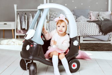 Sevimli küçük kız bir oyuncak araba.