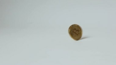 Altın sikke bitcoin beyaz bir arka plan üzerinde iplik.