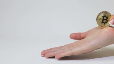 Bitcoin slaytlar kadının el aşağı. O zaman el incir gösterir ve buruşuk faturaları düşmek