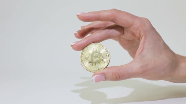 Mano Femenina Girando Las Manos Una Moneda Bitcoin — Vídeos de Stock