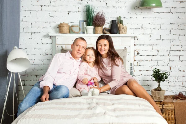 Mãe, pai e filha pequena . — Fotografia de Stock