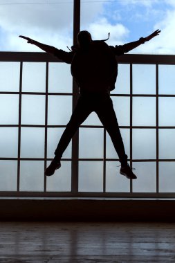 Dans eden bir adamın silueti.