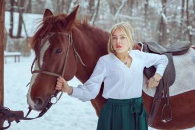 Güzel genç kadının yanına bir at.