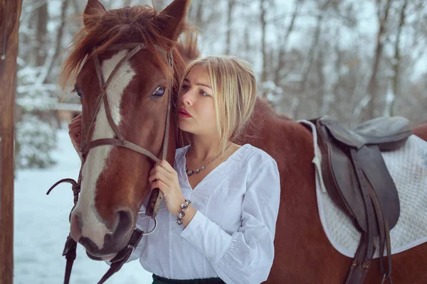 Retrato de una hermosa mujer con un caballo . — Foto de Stock