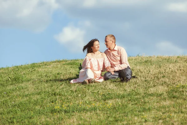 Young man and woman. — Stock Photo, Image