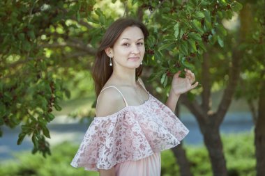 Bahçe içinde bir kadın.