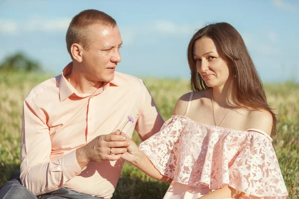 Retrato de um belo casal. — Fotografia de Stock