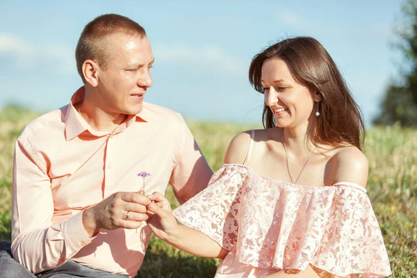 Retrato de um belo casal apaixonado . — Fotografia de Stock