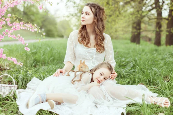 Porträt einer Mutter und ihrer Tochter mit einem kleinen Hasen. — Stockfoto