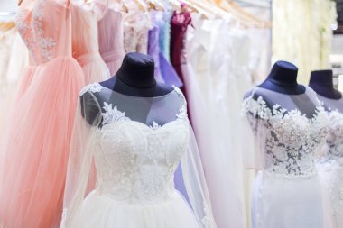 Mankenler ile güzel gelinlik.