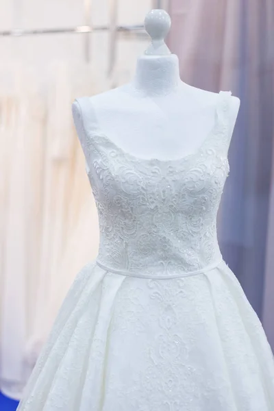 Vestido de noiva branco requintado . — Fotografia de Stock