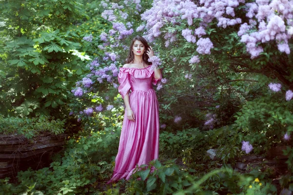 Kadın leylak duruyor.