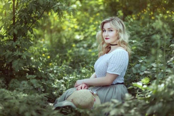 Young woman in the park. — Stock Photo, Image