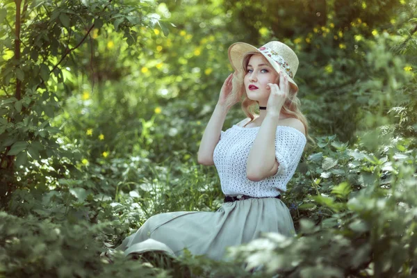 Молода жінка в капелюсі в парку . — стокове фото