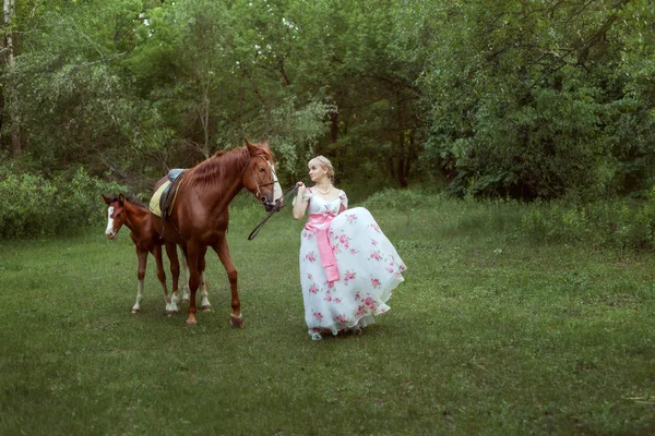 一个美丽的女人在复古礼服与马在森林的肖像 — 图库照片