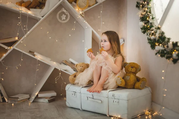 Chica sosteniendo galletas de jengibre de Navidad . —  Fotos de Stock