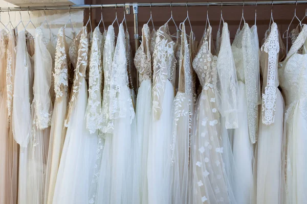 Piękne luksusowe suknie ślubne. — Zdjęcie stockowe