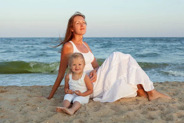 Porträt Eines Schönen Kleinen Mädchens Und Ihrer Mutter Sand Meer — Stockfoto