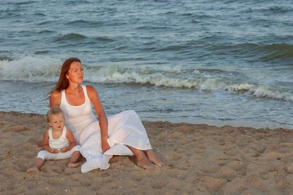 Porträt Eines Schönen Kleinen Mädchens Und Ihrer Mutter Sand Meer — Stockfoto