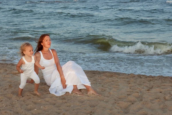 Porträt Von Mutter Und Tochter Meer Sie Sitzen Sand — Stockfoto