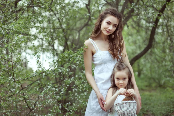 Die Junge Schöne Mutter Und Ihre Tochter Stehen Wald Das — Stockfoto