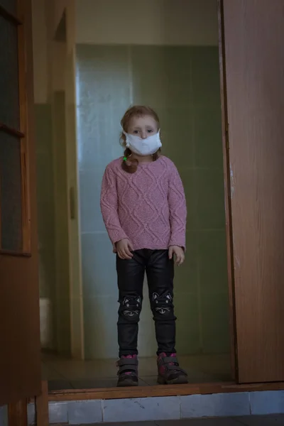 Meisje Kind Verdrietig Haar Gezicht Een Medisch Masker Bescherming Tegen — Stockfoto