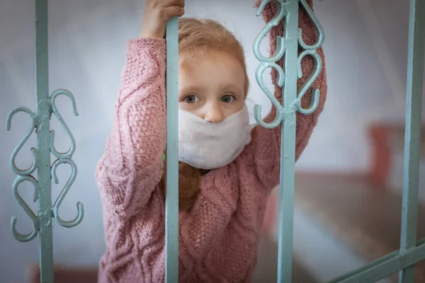 Menina Criança Está Triste Seu Rosto Uma Proteção Máscara Médica — Fotografia de Stock