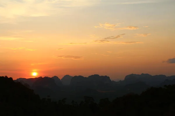 Захід Сонця Затоплене Помаранчевим Світлом Небо Під Горами — стокове фото